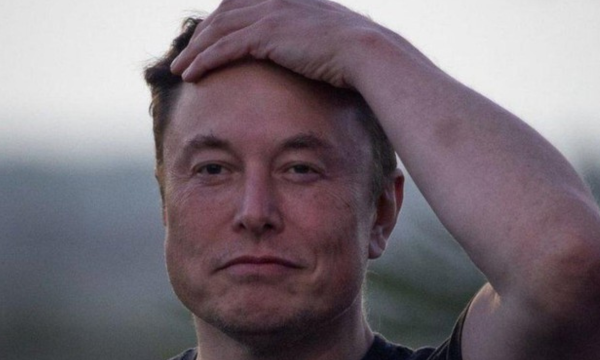 Elon Musk membocorkan rencana SpaceX untuk pabrik satelit 
robotik di Bulan. (Foto: BBC World)
