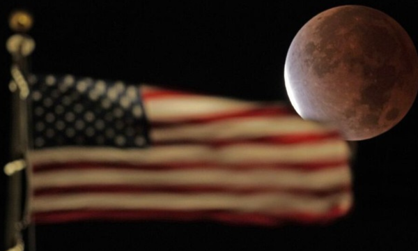 Gerhana Bulan Sebagian (Foto: Associated Press)