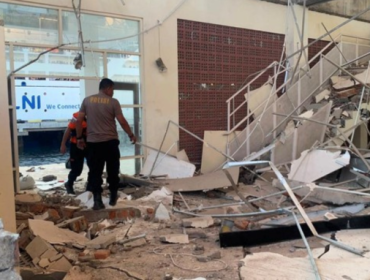 Ilustrasi. Gempa M7 di NTT berdampak pada 200 BTS. Komdigi memastikan 
pemulihan jaringan telekomunikasi terus dilakukan bersama operator seluler. 
(Foto: via REUTERS/BASARNAS)

