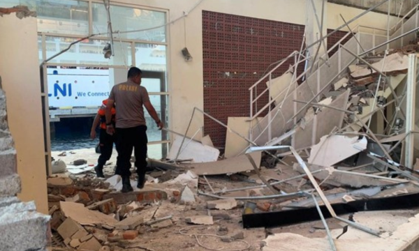 Ilustrasi. Gempa M7 di NTT berdampak pada 200 BTS. Komdigi memastikan 
pemulihan jaringan telekomunikasi terus dilakukan bersama operator seluler. 
(Foto: via REUTERS/BASARNAS)
