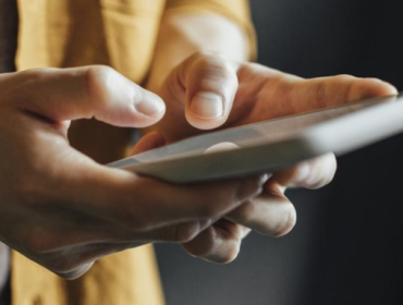Ilustrasi. Komdigi meminta penghapusan aplikasi Hornet dari Google Play dan Apple App Store karena dugaan kampanye LGBTIQ+ yang melanggar norma. (Foto: iStock/FreshSplash)