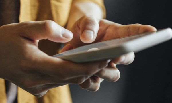 Ilustrasi. Komdigi meminta penghapusan aplikasi Hornet dari Google Play dan Apple App Store karena dugaan kampanye LGBTIQ+ yang melanggar norma. (Foto: iStock/FreshSplash)