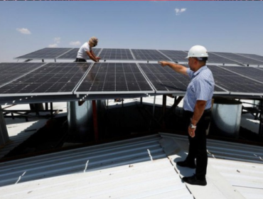 Ilustrasi. Pemerintah Australia mempercepat transisi energi terbarukan 
dengan diskon 20 persen untuk pemasangan panel surya di sektor komersial 
dan pertanian. (Foto: REUTERS/Khalid Al-Mousily)
