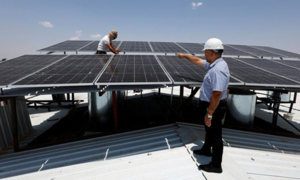 Ilustrasi. Pemerintah Australia mempercepat transisi energi terbarukan 
dengan diskon 20 persen untuk pemasangan panel surya di sektor komersial 
dan pertanian. (Foto: REUTERS/Khalid Al-Mousily)
