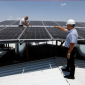 Ilustrasi. Pemerintah Australia mempercepat transisi energi terbarukan 
dengan diskon 20 persen untuk pemasangan panel surya di sektor komersial 
dan pertanian. (Foto: REUTERS/Khalid Al-Mousily)
