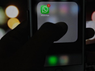 Ilustrasi. Pengguna WhatsApp di berbagai negara, termasuk Indonesia, 
mengeluhkan pemblokiran akun mendadak dan status 'dalam peninjauan'. 
(Foto: CNN Indonesia/Adhi Wicaksono)
