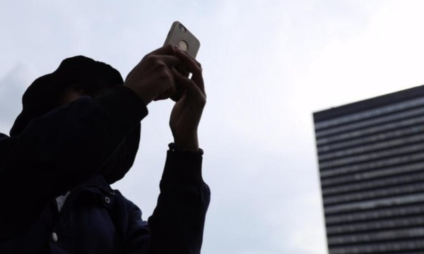 Ilustrasi. Putusan MK mewajibkan operator seluler sediakan paket internet 
rollover. Namun, implementasi masih menunggu regulasi dari pemerintah. 
(Foto: CNN Indonesia/Hesti Rika)
