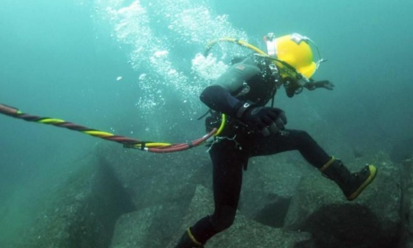 Kabel Laut Bertambah, Harga Internet RI Bisa Makin Murah?
Ilustrasi (Foto: Defense.gov)
