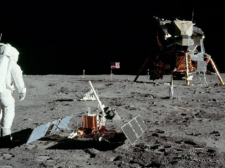 Kegelapan luar angkasa saat pendaratan di Bulan. (Foto: NASA)