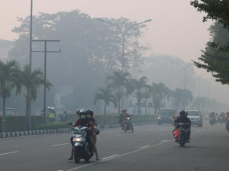 Pontianak, Kalimantan Barat, mengalami kualitas udara terburuk di Indonesia 
dengan skor 191. Kebakaran hutan jadi pemicu. (Foto: ANTARA 
FOTO/Jessica Helena Wuysang)
