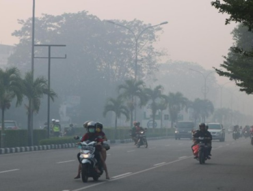 Pontianak, Kalimantan Barat, mengalami kualitas udara terburuk di Indonesia 
dengan skor 191. Kebakaran hutan jadi pemicu. (Foto: ANTARA 
FOTO/Jessica Helena Wuysang)
