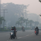 Pontianak, Kalimantan Barat, mengalami kualitas udara terburuk di Indonesia 
dengan skor 191. Kebakaran hutan jadi pemicu. (Foto: ANTARA 
FOTO/Jessica Helena Wuysang)
