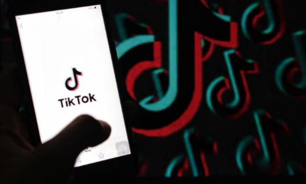 TikTok setuju membayar denda US$400 juta untuk menyelesaikan gugatan 
pelanggaran privasi anak. Ini mencerminkan pengawasan ketat terhadap 
media sosial global. (Foto: CNN Indonesia/Adhi Wicaksono)
