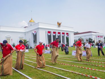 Tanpa sekat pembatas, para pejabat dan masyarakat berbaur dalam satu barisan mengikuti upacara dengan khidmat. Kegiatan kemudian dilanjutkan dengan jamuan rakyat di Istana Kepresidenan Bogor.
(foto: kominfo)