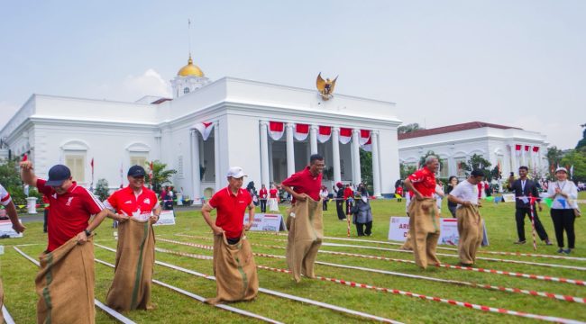 Tanpa sekat pembatas, para pejabat dan masyarakat berbaur dalam satu barisan mengikuti upacara dengan khidmat. Kegiatan kemudian dilanjutkan dengan jamuan rakyat di Istana Kepresidenan Bogor.
(foto: kominfo)