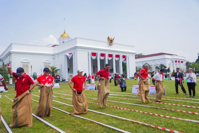 
					Tanpa sekat pembatas, para pejabat dan masyarakat berbaur dalam satu barisan mengikuti upacara dengan khidmat. Kegiatan kemudian dilanjutkan dengan jamuan rakyat di Istana Kepresidenan Bogor.
(foto: kominfo)