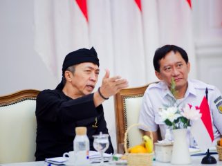 Pertemuan antara Wali Kota Bogor, Dedie A. Rachim beserta jajaran perangkat daerah dengan Direktur Utama PT KAI (Persero), Bobby Rasyidin dan jajaran di Paseban Suradipati, Balai Kota Bogor, Kamis (20/8/2026). (foto: Kominfo)