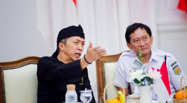 Pertemuan antara Wali Kota Bogor, Dedie A. Rachim beserta jajaran perangkat daerah dengan Direktur Utama PT KAI (Persero), Bobby Rasyidin dan jajaran di Paseban Suradipati, Balai Kota Bogor, Kamis (20/8/2026). (foto: Kominfo)