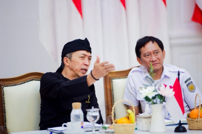 
					Pertemuan antara Wali Kota Bogor, Dedie A. Rachim beserta jajaran perangkat daerah dengan Direktur Utama PT KAI (Persero), Bobby Rasyidin dan jajaran di Paseban Suradipati, Balai Kota Bogor, Kamis (20/8/2026). (foto: Kominfo)