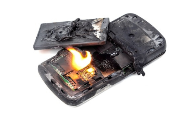 Alasan Kenapa Handphone yang Tethering Nyala Jangan Disimpan dalam Tas. Ilustrasi Handphone Meledak (Foto: Shutterstock)