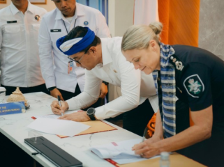 Badan Narkotika Nasional (BNN) dan Australian Federal Police (AFP) sepakat melanjutkan kemitraan dalam menghadapi ancaman narkotika lintas negara. Kesepakatan tersebut diwujudkan melalui penandatanganan perpanjangan Memorandum of Understanding (MoU) tentang kerja sama dalam memerangi peredaran gelap narkotika, psikotropika, dan prekursor narkotika oleh Kepala BNN RI Suyudi Ario Seto dan Komisioner AFP Krissy Barret, di Bali, Selasa (22/9/2026).