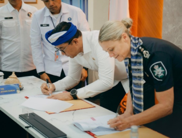 Badan Narkotika Nasional (BNN) dan Australian Federal Police (AFP) sepakat melanjutkan kemitraan dalam menghadapi ancaman narkotika lintas negara. Kesepakatan tersebut diwujudkan melalui penandatanganan perpanjangan Memorandum of Understanding (MoU) tentang kerja sama dalam memerangi peredaran gelap narkotika, psikotropika, dan prekursor narkotika oleh Kepala BNN RI Suyudi Ario Seto dan Komisioner AFP Krissy Barret, di Bali, Selasa (22/9/2026).