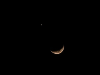 Bulan Sabit dan Venus Bersanding di Langit Indonesia, Bikin Takjub 
(Foto: x.com)
