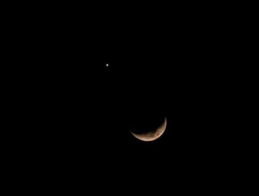 Bulan Sabit dan Venus Bersanding di Langit Indonesia, Bikin Takjub 
(Foto: x.com)
