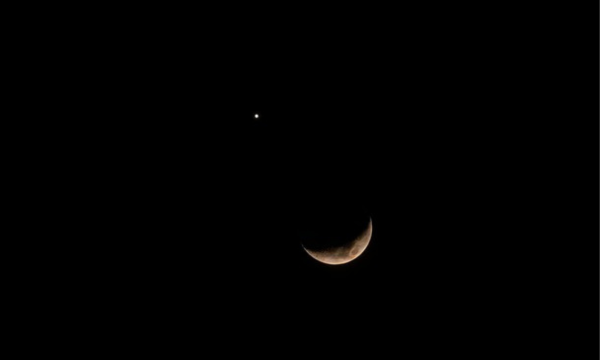Bulan Sabit dan Venus Bersanding di Langit Indonesia, Bikin Takjub 
(Foto: x.com)
