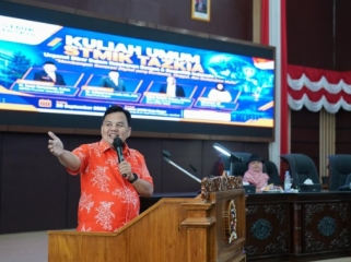 Kota Bogor-HUMPROPUB – Ketua DPRD Kota Bogor, Dr. Adityawarman Adil, hadir dalam kegiatan Kuliah Umum STMIK Tazkia yang digelar di Ruang Rapat Paripurna DPRD Kota Bogor, Sabtu (26/9/2026).