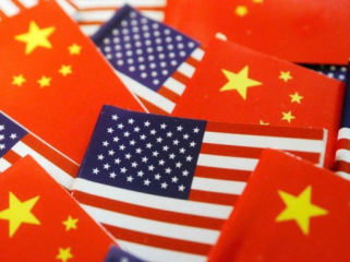 Foto: Bendera Amerikas Serikat (AS) dan China. (REUTERS/Florence 
Lo/Illustration/File)
