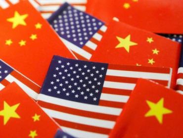 Foto: Bendera Amerikas Serikat (AS) dan China. (REUTERS/Florence 
Lo/Illustration/File)
