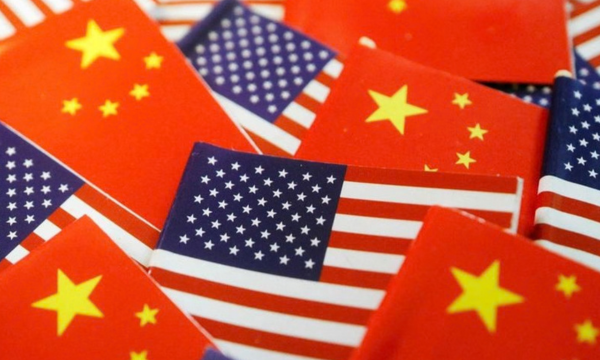 Foto: Bendera Amerikas Serikat (AS) dan China. (REUTERS/Florence 
Lo/Illustration/File)
