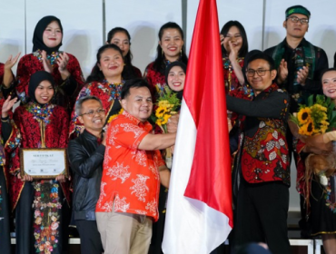 Ketua DPRD Kota Bogor, Dr. Adityawarman Adil, melepas delegasi Paduan Suara Mahasiswa (PSM) Agria Suara IPB yang akan berlaga dalam kompetisi paduan suara di Busan, Korea Selatan. Pelepasan tersebut berlangsung dalam acara Konser Pra-Kompetisi SYNC 2026 “Raga Vistara” di Auditorium Graha Swara, Gedung M Lantai 8, Kampus 1 Universitas Tarumanegara pada Sabtu 26 September 2026.