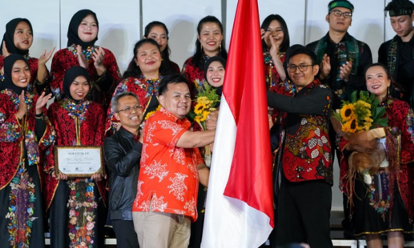 Ketua DPRD Kota Bogor, Dr. Adityawarman Adil, melepas delegasi Paduan Suara Mahasiswa (PSM) Agria Suara IPB yang akan berlaga dalam kompetisi paduan suara di Busan, Korea Selatan. Pelepasan tersebut berlangsung dalam acara Konser Pra-Kompetisi SYNC 2026 “Raga Vistara” di Auditorium Graha Swara, Gedung M Lantai 8, Kampus 1 Universitas Tarumanegara pada Sabtu 26 September 2026.
