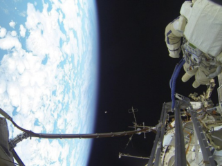 Luar angkasa. (Foto: REUTERS/Roscosmos/Handout via Reuters)