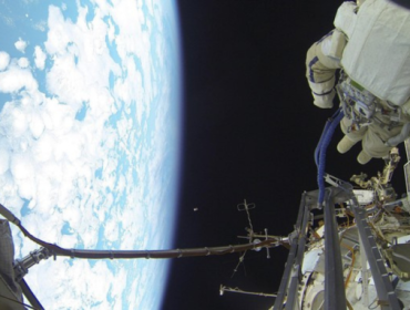 Luar angkasa. (Foto: REUTERS/Roscosmos/Handout via Reuters)