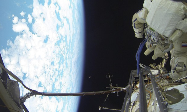 Luar angkasa. (Foto: REUTERS/Roscosmos/Handout via Reuters)