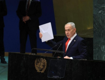 PM Israel Benyamin Netanyahu membawa perangkat Starlink saat berpidato 
di depan Majelis Umum PBB. Ia menyindir Iran yang melarang perangkat 
tersebut beroperasi. (Foto: REUTERS/Brendan McDermid)
