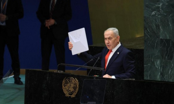 PM Israel Benyamin Netanyahu membawa perangkat Starlink saat berpidato 
di depan Majelis Umum PBB. Ia menyindir Iran yang melarang perangkat 
tersebut beroperasi. (Foto: REUTERS/Brendan McDermid)
