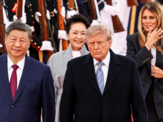 Presiden AS Donald Trump dan Ibu Negara AS Melania Trump 
berjalan bersama Presiden China Xi Jinping dan istrinya, Peng 
Liyuan, saat tiba di Joint Base Andrews, Maryland, AS, pada 23 
September 2026. (Foto: REUTERS/Kevin Lamarque)
