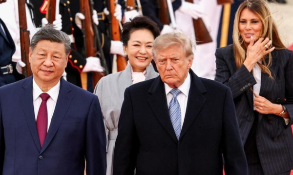 Presiden AS Donald Trump dan Ibu Negara AS Melania Trump 
berjalan bersama Presiden China Xi Jinping dan istrinya, Peng 
Liyuan, saat tiba di Joint Base Andrews, Maryland, AS, pada 23 
September 2026. (Foto: REUTERS/Kevin Lamarque)
