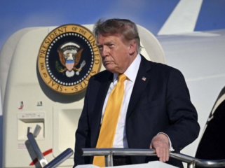 Presiden AS Donald Trump menolak seruan untuk memperlambat AI, 
menyebut kekhawatiran sebagai hoax. Ia tetap mendukung pembangunan 
pusat data untuk teknologi AI. (Foto: AFP/JIM WATSON)
