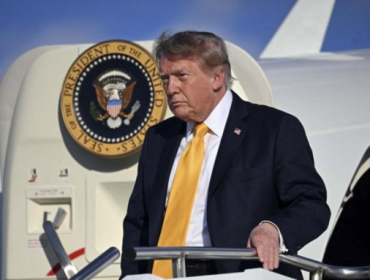 Presiden AS Donald Trump menolak seruan untuk memperlambat AI, 
menyebut kekhawatiran sebagai hoax. Ia tetap mendukung pembangunan 
pusat data untuk teknologi AI. (Foto: AFP/JIM WATSON)

