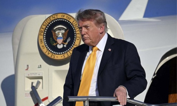 Presiden AS Donald Trump menolak seruan untuk memperlambat AI, 
menyebut kekhawatiran sebagai hoax. Ia tetap mendukung pembangunan 
pusat data untuk teknologi AI. (Foto: AFP/JIM WATSON)
