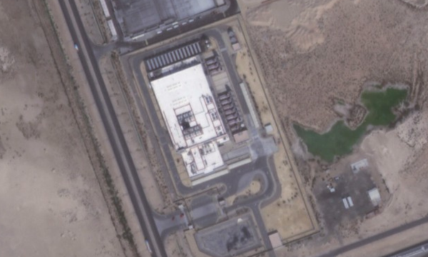 Pusat data AWS di Abu Dhabi, UEA seperti terlihat pada 2 Maret 
2026. Serangan drone Iran merusak pusat data tersebut pada 1 
Maret. (Foto: Planet Labs PBC)
