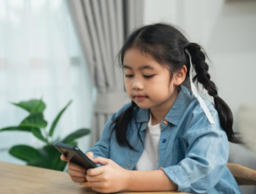 Uni Eropa Mau Larang Anak di Bawah 13 Tahun Main Medsos (Foto: 
Getty Images/wombatzaa)
