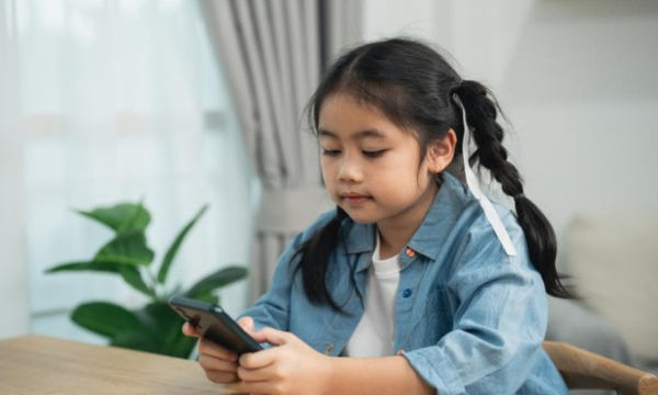 Uni Eropa Mau Larang Anak di Bawah 13 Tahun Main Medsos (Foto: 
Getty Images/wombatzaa)
