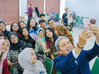 Wali Kota Bogor, Dedie A. Rachim mendorong pelaku usaha mikro, kecil, dan menengah (UMKM) untuk memanfaatkan perkembangan teknologi, termasuk kecerdasan artifisial (Artificial Intelligence/AI), sebagai alat memperkuat daya saing.