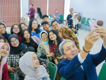 Wali Kota Bogor, Dedie A. Rachim mendorong pelaku usaha mikro, kecil, dan menengah (UMKM) untuk memanfaatkan perkembangan teknologi, termasuk kecerdasan artifisial (Artificial Intelligence/AI), sebagai alat memperkuat daya saing.